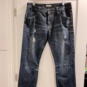 Men’s distressed blue jeans